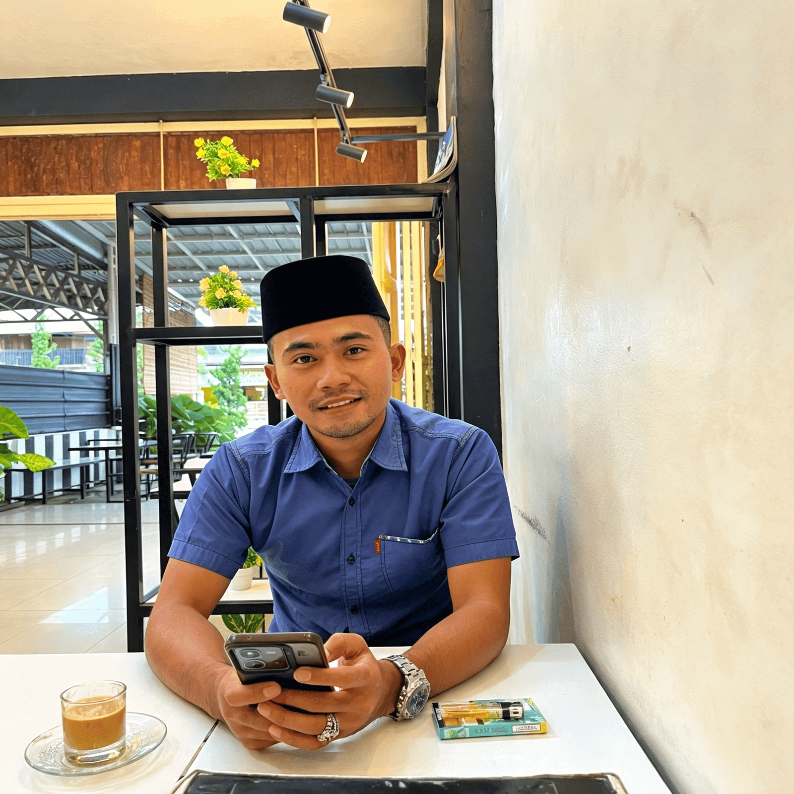PEMIMPIN BERTOPENG : ANTARA LEGITIMASI MORAL DAN PENCITRAAN KEKUASAAN